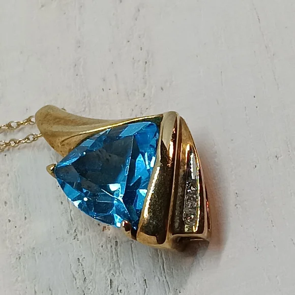 Diamond & Blue Topaz 💙 10KYG pendant & chain. Proceeds to Horse Rescue - Picture 5 of 9
